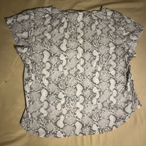 H&M Gray Snake Print Short Sleeve Top - Picture 3 of 4